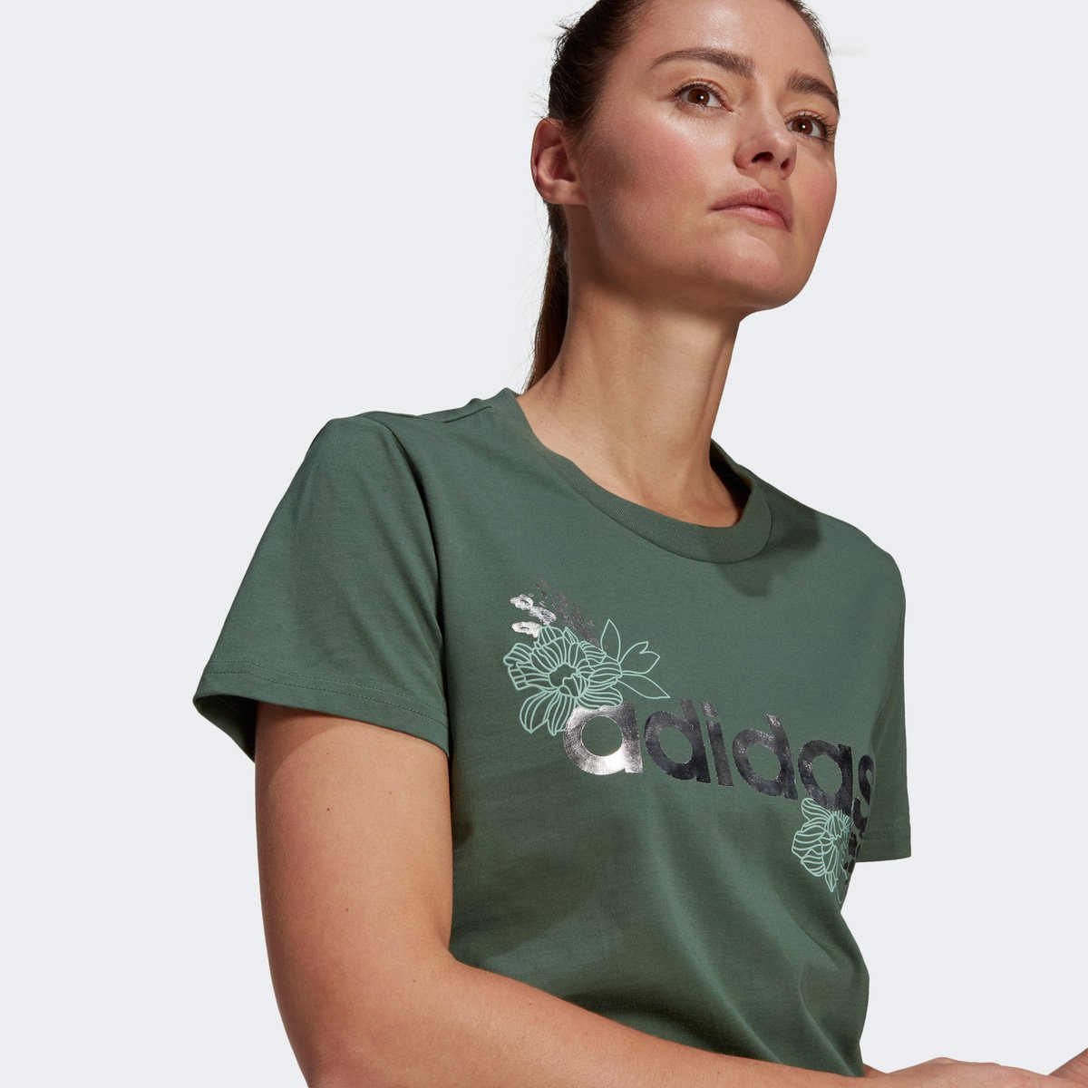 camiseta adidas logo vazado floral feminina