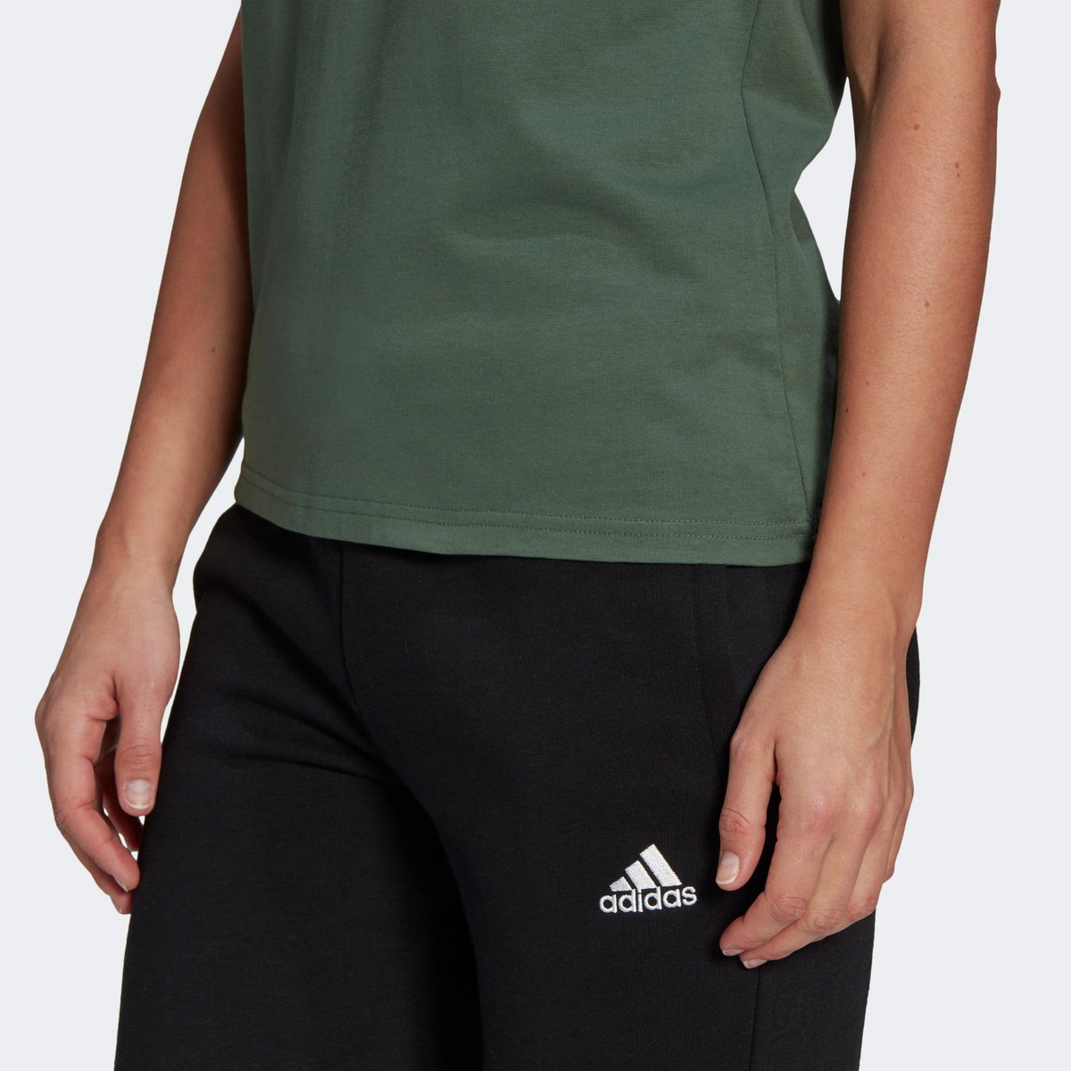 camiseta adidas logo vazado floral feminina