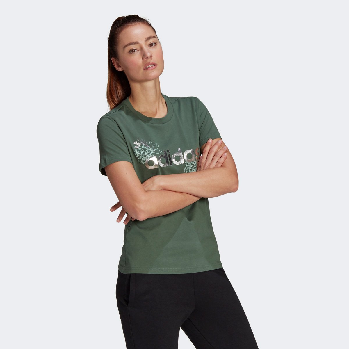 camiseta adidas logo vazado floral feminina